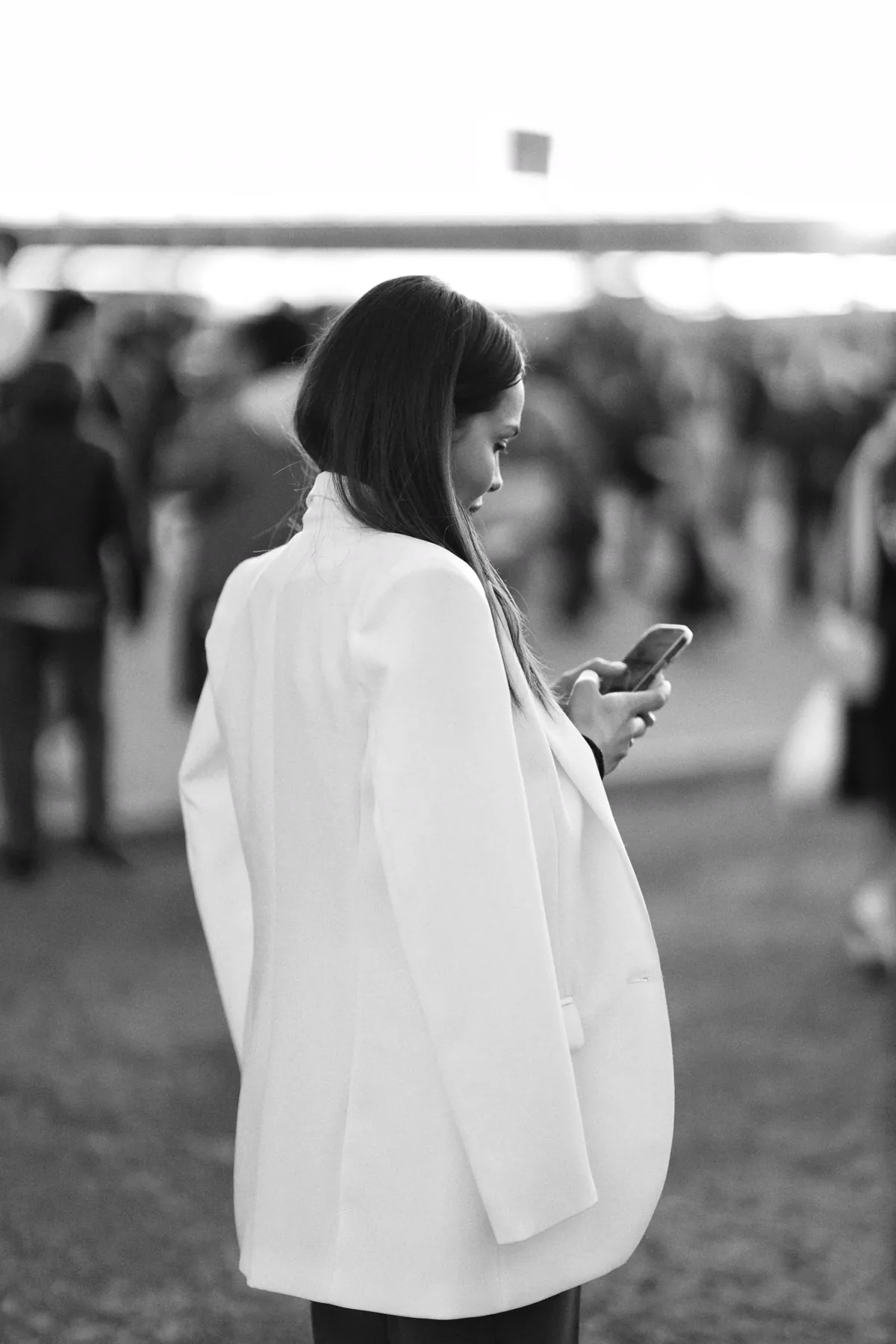 Mujer elegante usando su teléfono en un entorno urbano