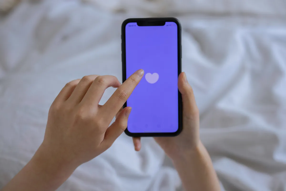 Teléfono mostrando una interfaz romántica para representar los beneficios premium